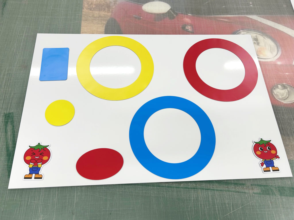 様々な形状にカットされた強力マグネットシート